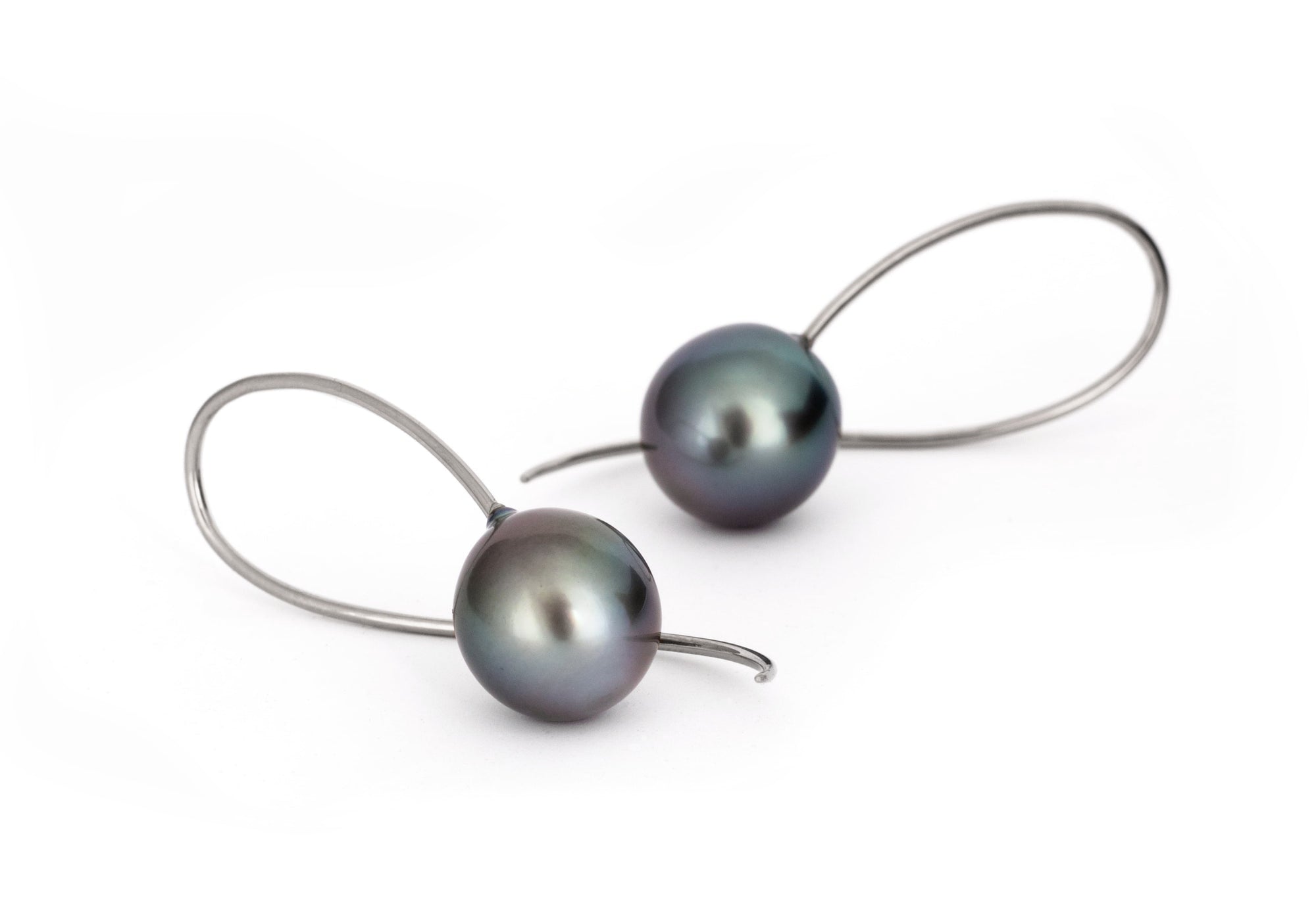 18 carat white gold earrings with tahitian pearls