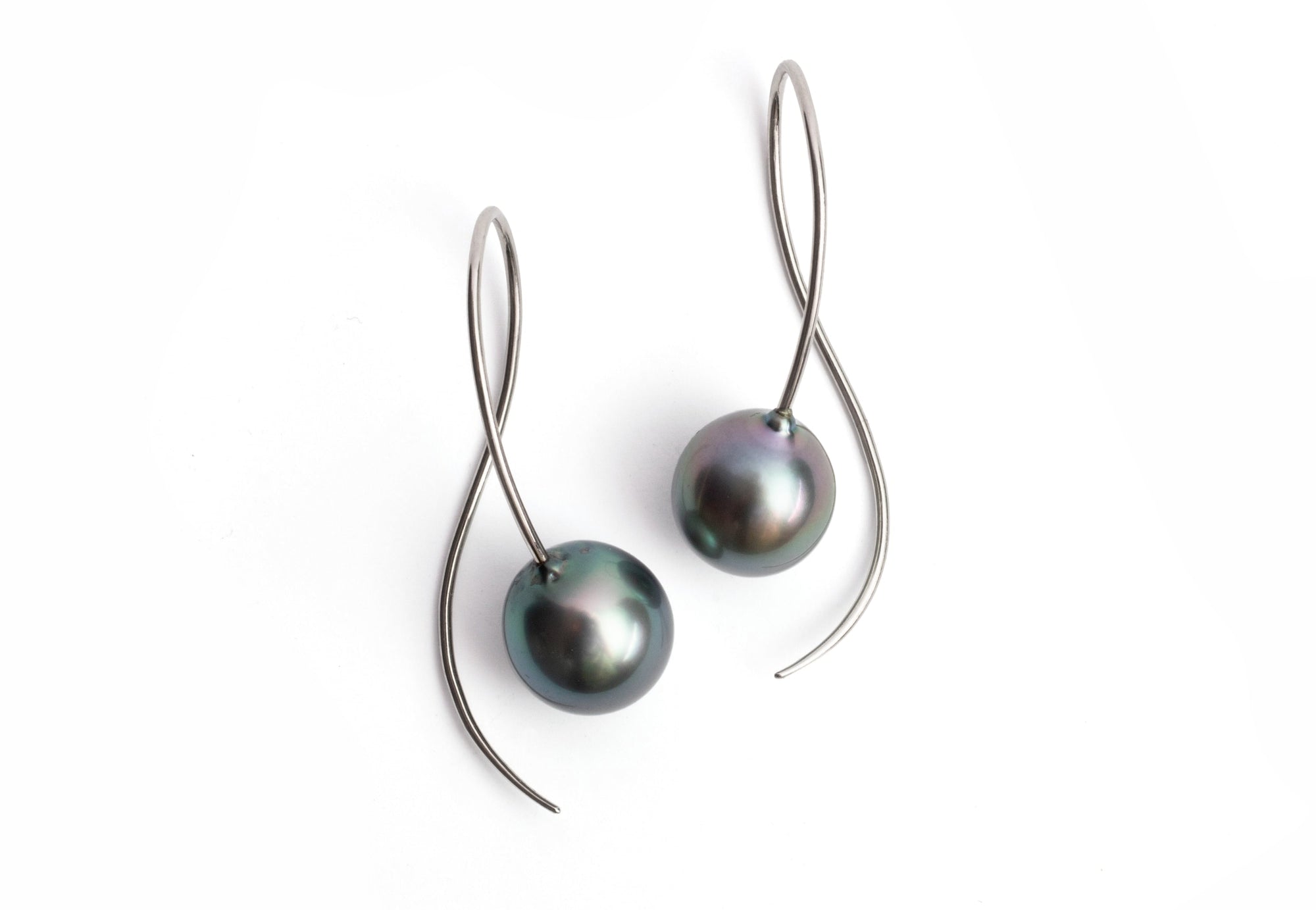 18 carat white gold earrings with tahitian pearls