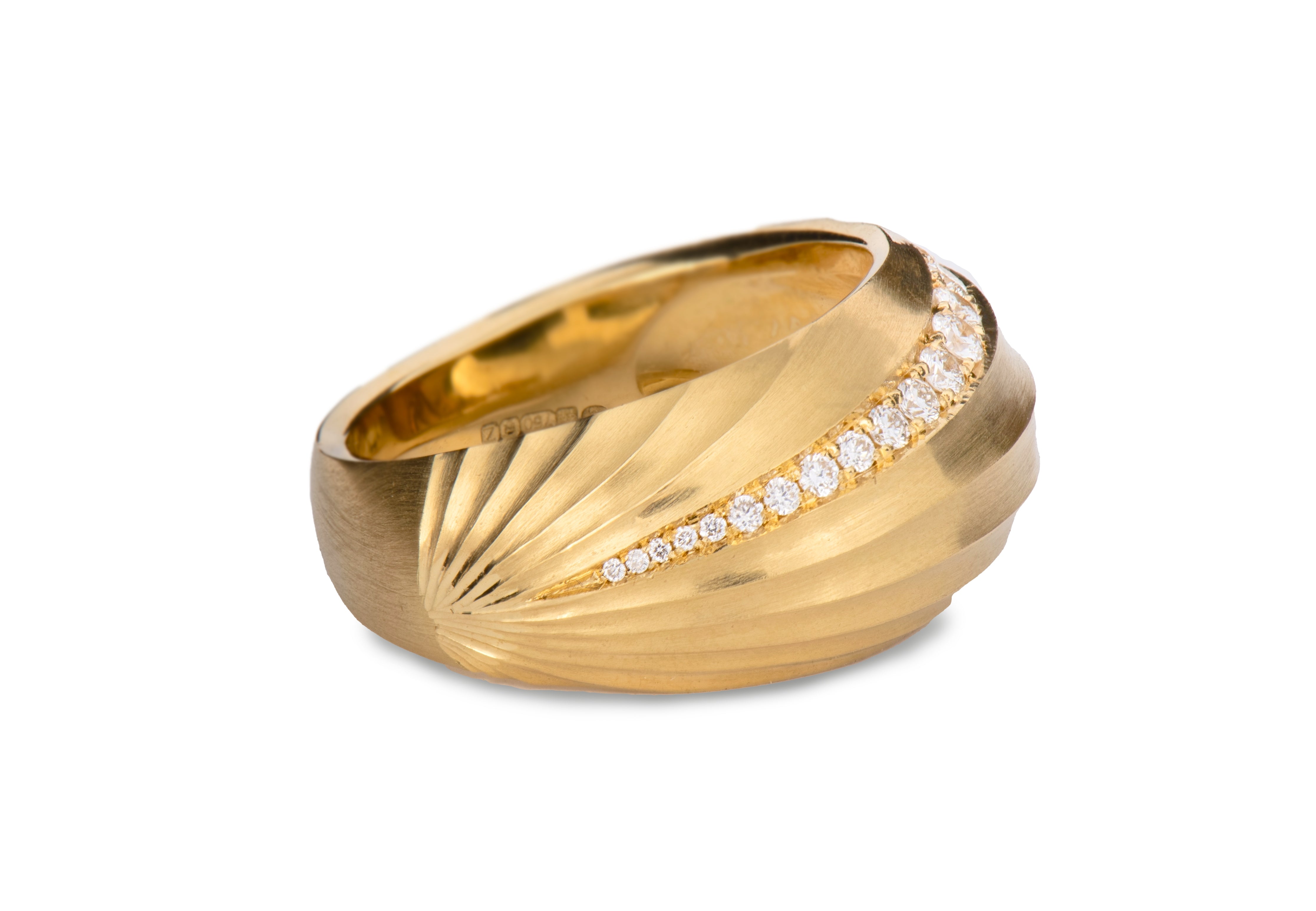 18ct Yellow Gold Shell Diamond Signet Ring