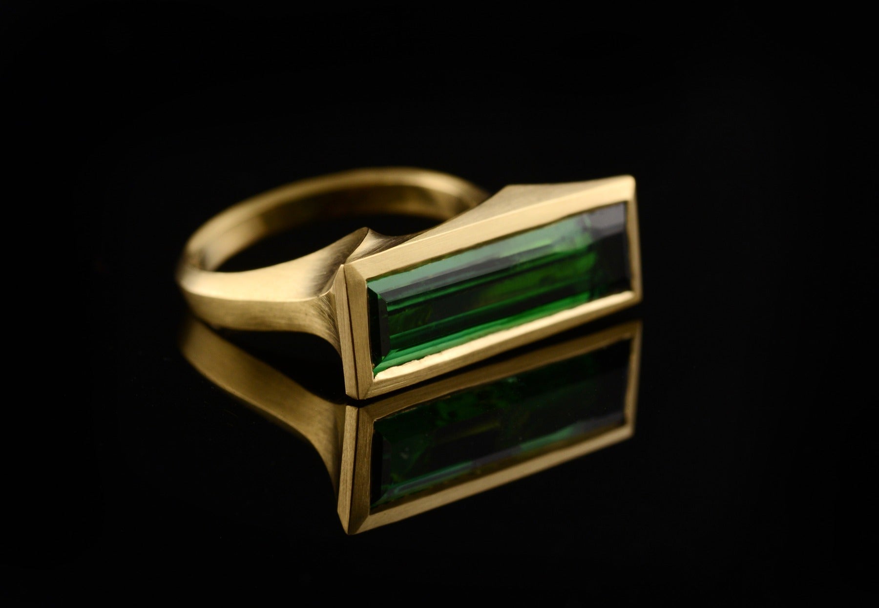 Arris baguette green tourmaline yellow gold ring