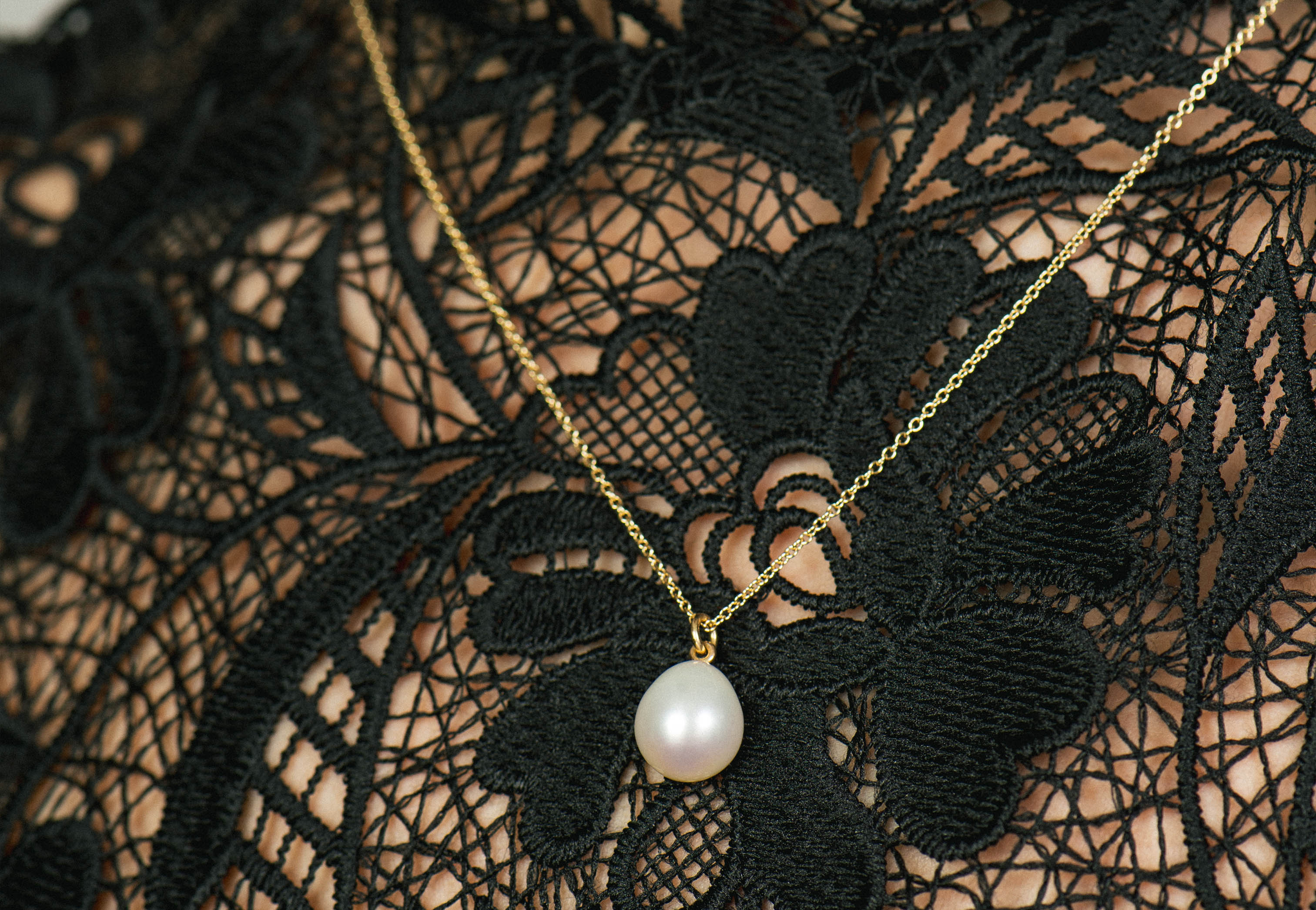 18ct Yellow Gold White Pearl Pendant