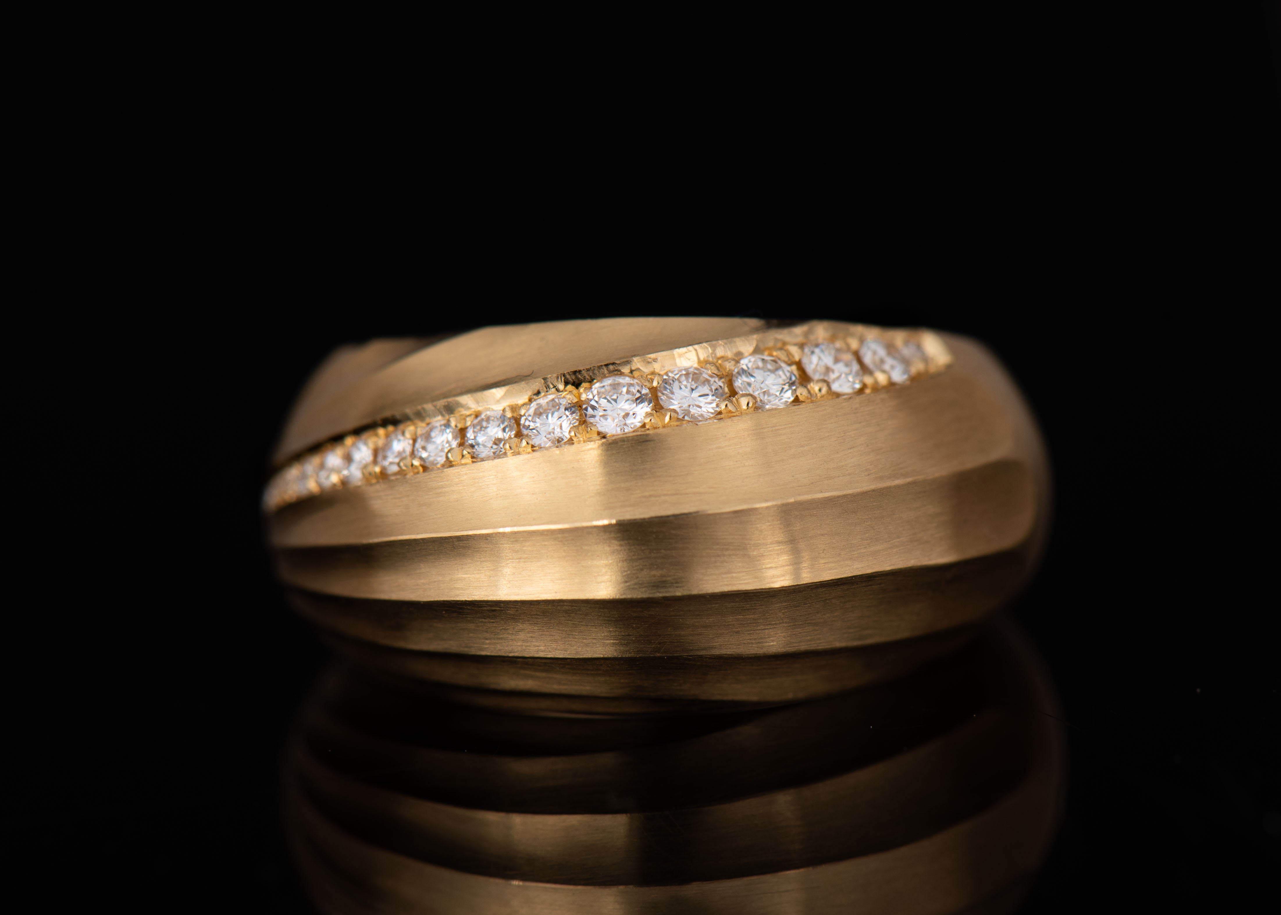 18ct Yellow Gold Shell Diamond Signet Ring