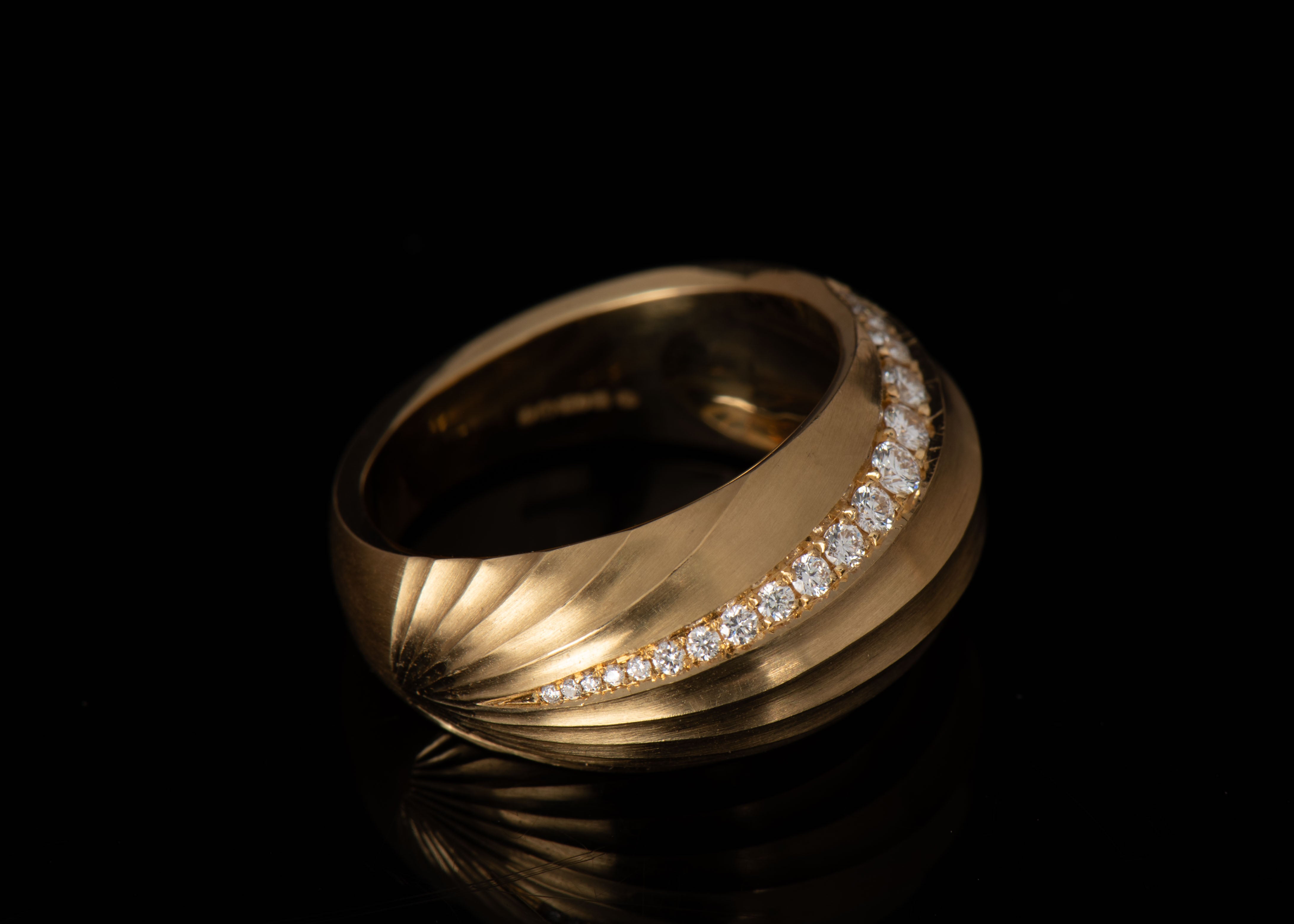 18ct Yellow Gold Shell Diamond Signet Ring