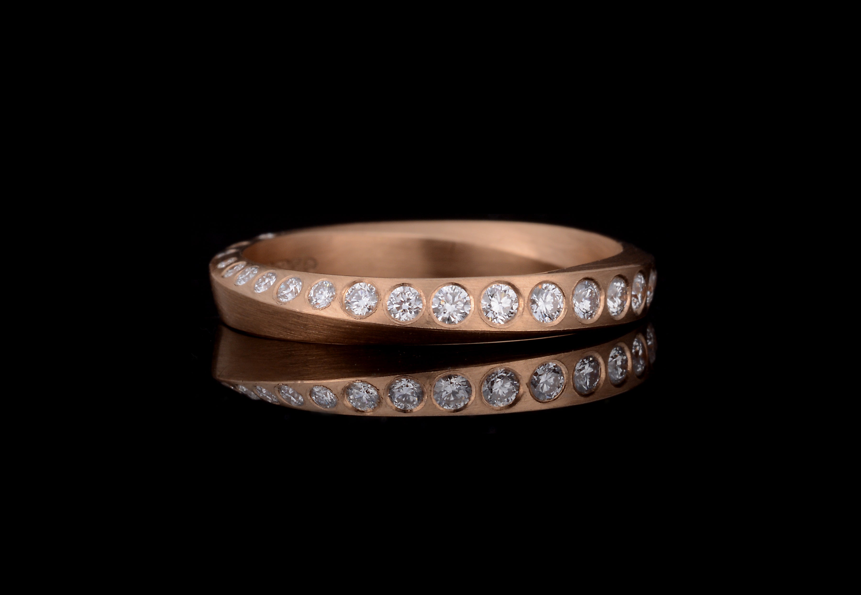 White round diamond Mobius ring rose gold